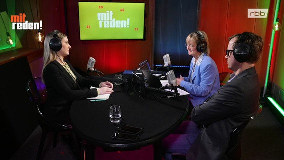 Dr. Nadine Knab (Friedenspsychologin), Sabine Dahl (Moderatorin) und Demian von Osten (Experte für Außenpolitik im ARD-Hauptstadtstudio) im Studio. © Screenshot 