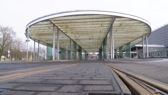 Eine leere Straßenbahnhaltestelle vor dem Braunschweiger Bahnhof. © Screenshot 