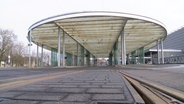 Eine leere Straßenbahnhaltestelle vor dem Braunschweiger Bahnhof. © Screenshot 