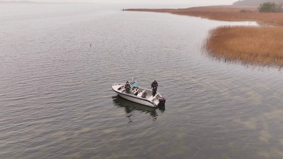 Zwei Angler stehen in einem Boot. © Screenshot 