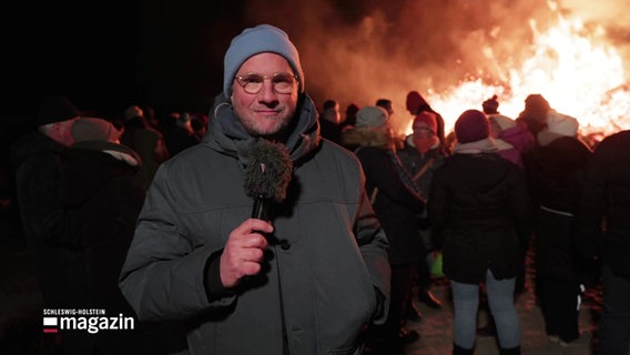 Reporter Jochen Dominicus beim traditionellen Biikefeuer auf Föhr. © Screenshot 