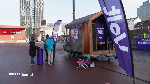 Ein Stand der Partei Volt mit einem Tiny House. © Screenshot 