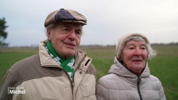 Das ältere Ehepaar Rudi und Ilse Ewert bei einem Spaziergang auf einem Feldweg. © Screenshot 