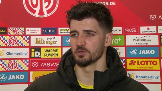 St.-Pauli-Keeper Nikola Vasilj gibt nach seinem unglücklichen Patzer bei der 0:2-Niederlage in Mainz ein Interview. © Screenshot 