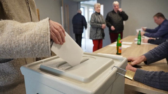 Stimmabgabe in einem Wahllokal © Screenshot 