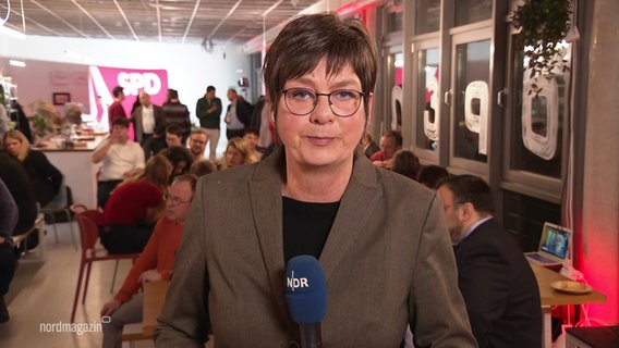 Reporterin Michaela May berichtet von der Wahlparty der SPD in Mecklenburg-Vorpommern. © Screenshot 