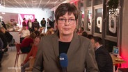 Reporterin Michaela May berichtet von der Wahlparty der SPD in Mecklenburg-Vorpommern. © Screenshot 