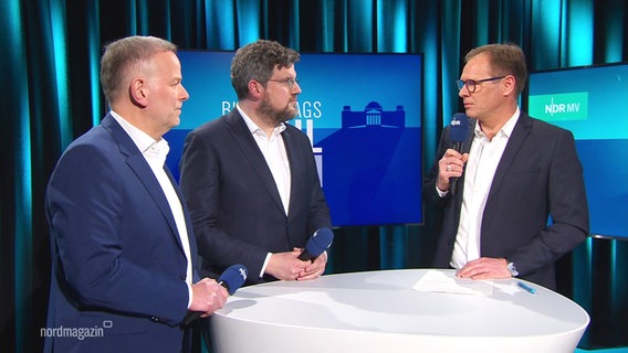 Moderator Thilo Tautz im Gespräch im Studio mit Julian Barlen (SPD), Leif-Erik Holm (AfD) © Screenshot 