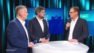 Moderator Thilo Tautz im Gespräch im Studio mit Julian Barlen (SPD), Leif-Erik Holm (AfD) © Screenshot 