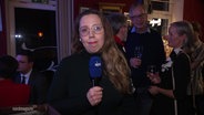 Reporterin Juliane Mau berichtet von der Wahlparty der Linken in Rostock. © Screenshot 