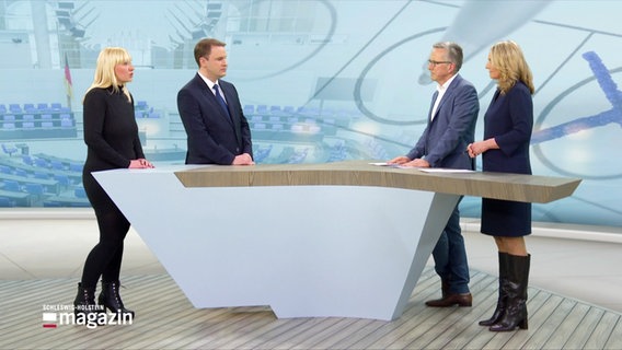 Luise Amtsberg (Grüne) und Christopher Vogt (FDP) im Gespräch mit Andreas Schmidt und Harriet Heise. © Screenshot 