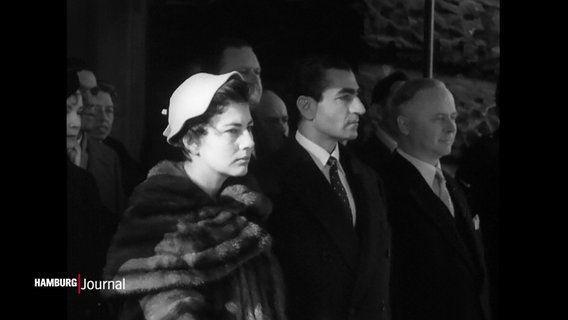 Mohammad Reza Pahlevi, der Schah von Persien, und Kaiserin Soraya bei ihrem Hamburg-Besuch im Jahr 1955. © Screenshot 