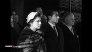 Mohammad Reza Pahlevi, der Schah von Persien, und Kaiserin Soraya bei ihrem Hamburg-Besuch im Jahr 1955. © Screenshot 