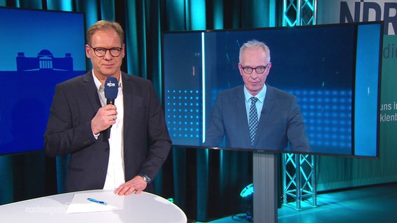 Moderator Thilo Tautz im Gespräch mit Thorsten Hapke im NDR Wahlstudio © Screenshot 