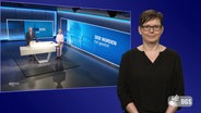 Eine Nachrichtensendung über die Wahl mit zwei Moderatoren im Studio im Hintergund; rechts im Bild ist Gebärdensprachdolmetscherin Katrin Kukla im Vordergrund zu sehen. © Screenshot 