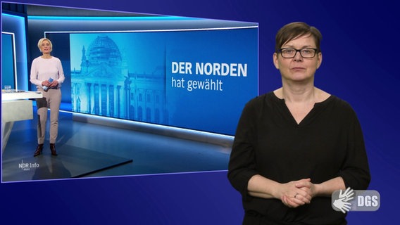 Eine Nachrichtensendung über die Wahl mit einer Moderatorin im Studio im Hintergund; rechts im Bild ist Gebärdensprachdolmetscherin Katrin Kukla im Vordergrund zu sehen. © Screenshot 