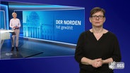 Eine Nachrichtensendung über die Wahl mit einer Moderatorin im Studio im Hintergund; rechts im Bild ist Gebärdensprachdolmetscherin Katrin Kukla im Vordergrund zu sehen. © Screenshot 