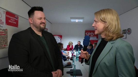 NDR-Reporterin Hilke Janssen interviewt Tobias Bey von der SPD Salzgitter. © Screenshot 