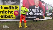 Plakatierer Johann Schröder beginnt mit der Demontage großer Wahlplakate nach der Bundestagswahl 2025. © Screenshot 