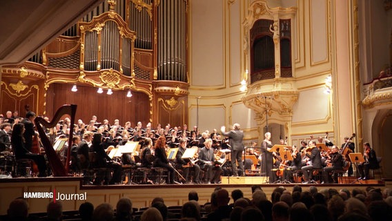 Eine Aufführung mit Chor und Orchester in der Laizhalle © Screenshot 