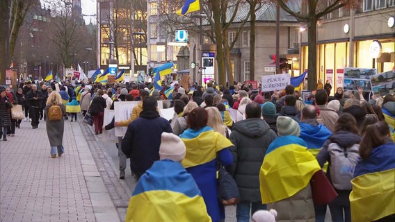 Menschen ziehen bei einer Demo zur Solidarität mit der Ukraine durch die Hamburger Innenstadt. © Screenshot 