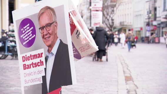 Ein Wahlplakat von Dietmar Bartsch, von der Partei die Linke, hängt in der Rostocker Innenstadt. © Screenshot 