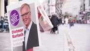 Ein Wahlplakat von Dietmar Bartsch, von der Partei die Linke, hängt in der Rostocker Innenstadt. © Screenshot 