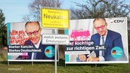 Hinter dem Ortsschild von Neukalen hängen zwei beschmierte Wahlplakate der CDU. © Screenshot 