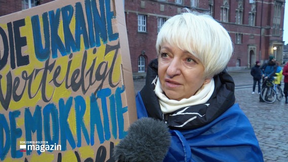 Eine Frau nimmt an einer Solidaritätskundgebung für die Ukraine teil. © Screenshot 