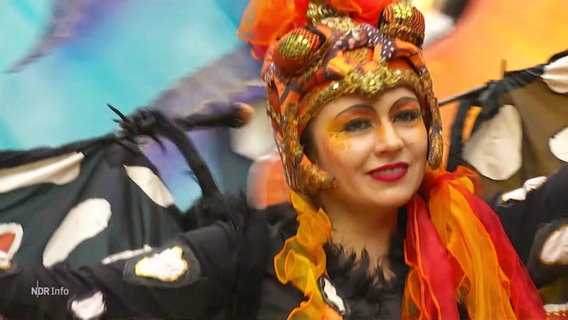 Eine kostümierte Frau auf dem Bremer Samba-Karneval. © Screenshot 