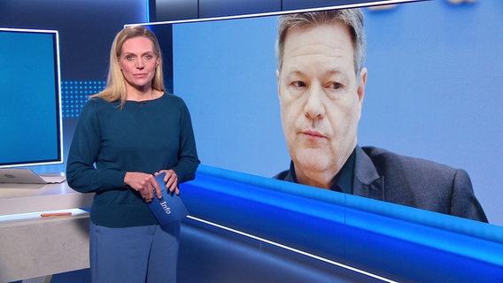 Juliane Möcklinghoff moderiert NDR Info um 21:45 Uhr. © Screenshot 