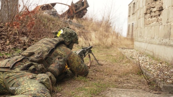 Ein Soldat liegt mit einer Waffe auf dem Boden. © Screenshot 