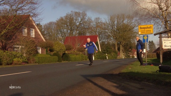 Zwei Männer stehen auf der Straße. © Screenshot 