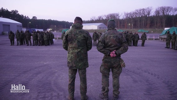 Soldaten trainieren ukrainische Soldaten in Munster. © Screenshot 