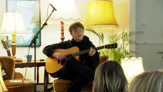 Marlo Grosshardt singt und spielt auf der Gitarre. © Screenshot 