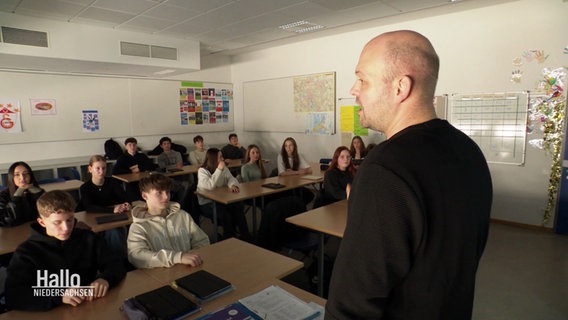 Unterricht in einem Klassenzimmer. © Screenshot 