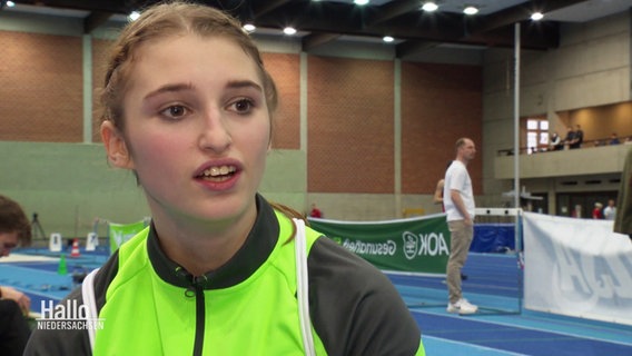 Laura Burbulla in einer Sporthalle. © Screenshot 