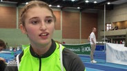 Laura Burbulla in einer Sporthalle. © Screenshot 