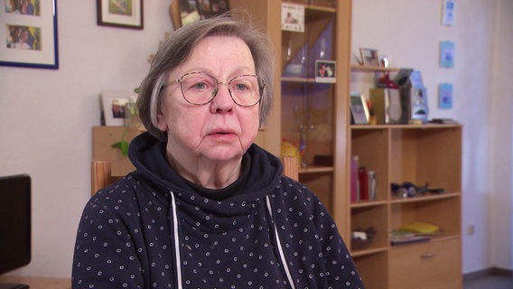 Marianne Maibaum, die Seniorin hat kürzere, graue Haare und trägt eine große Brille. © Screenshot 