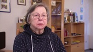 Marianne Maibaum, die Seniorin hat kürzere, graue Haare und trägt eine große Brille. © Screenshot 