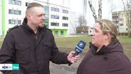 NDR Reporter Lars Engelbrecht spricht mit Pressesprecherin Juliane Boutalha von der Polizeiinspektion Stralsund. © Screenshot 