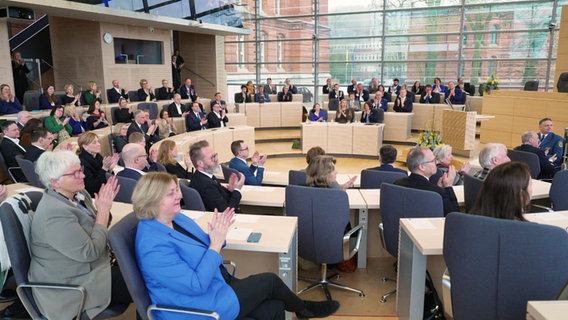 Politiker*innen sitzen im Kieler Landtag. © Screenshot 