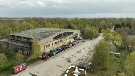 Ein alter Hangar auf der Halbinsel Pütnitz. © Screenshot 