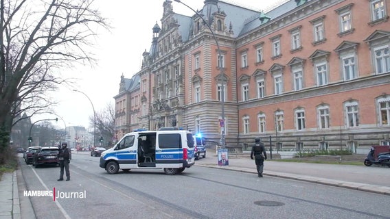 Ein polizeifahrzeug steht auf einer Straße. © Screenshot 