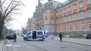 Ein polizeifahrzeug steht auf einer Straße. © Screenshot 