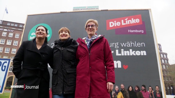 Die Linken Politikerinnen Cansu Özdemir, Heidi Reichinnek und Heike Sudmann stehen vor einem Wahlplakat. © Screenshot 