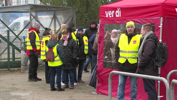 Ein ver.di-Demonstrationsstand mit Demonstrierenden. © Screenshot 