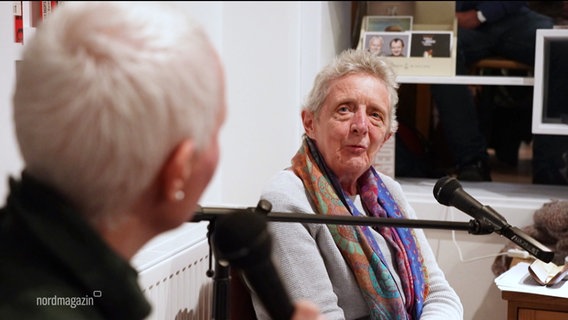 Silke Maier-Witt bei ihrer Buchvorstellung in Neustrelitz. © Screenshot 