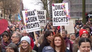 Die "Omas gegen Rechts" auf einer Demonstration. © Screenshot 