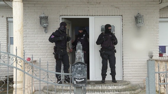 Einsatzkräfte der Polizei bei einer Hausdurchsuchung. © Screenshot 